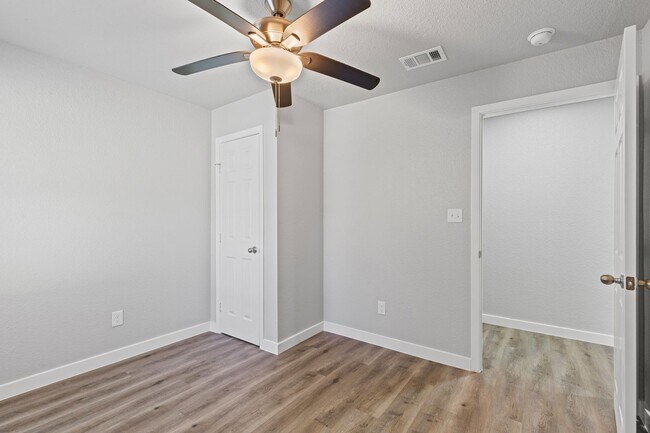 Building Photo - Charming in Cleburne!
