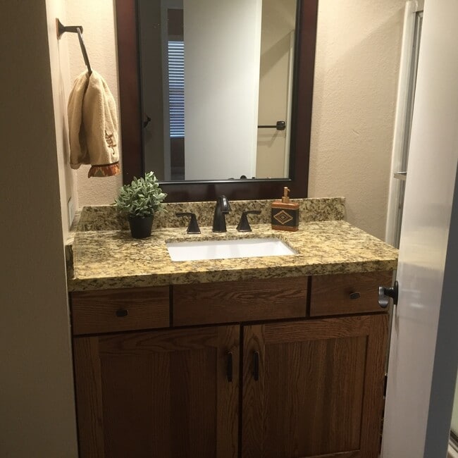 Building Photo - 45+ Active Adult Resort Community Updated Golf Course Property Available APRIL 2026 through Decem...