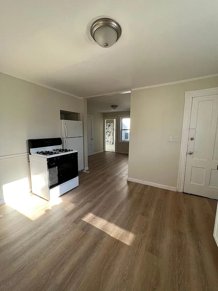 Building Photo - 6 Wheeler St