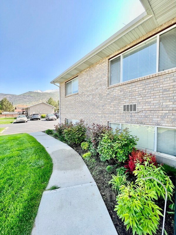 Building Photo - 75 S 725 E