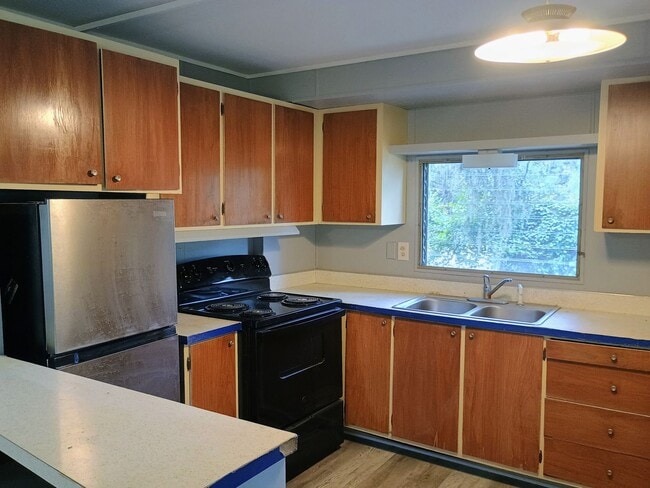 Building Photo - 2 bedroom 1 bathroom with HUGE bonus room