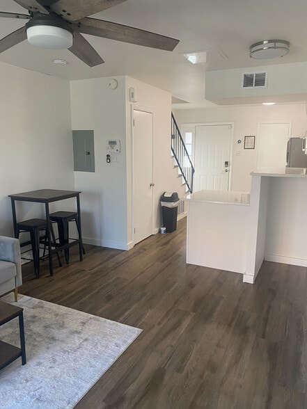 Primary Photo - 798 S Cedar St