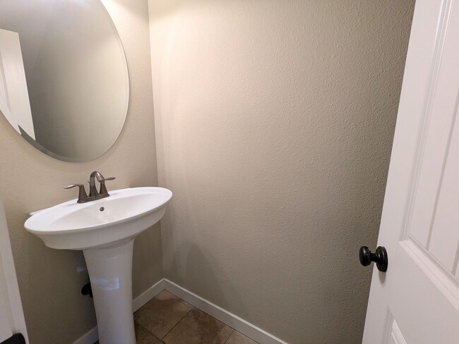 Building Photo - Gorgeous 3x2 townhouse, single-car garage, and two gas fireplaces