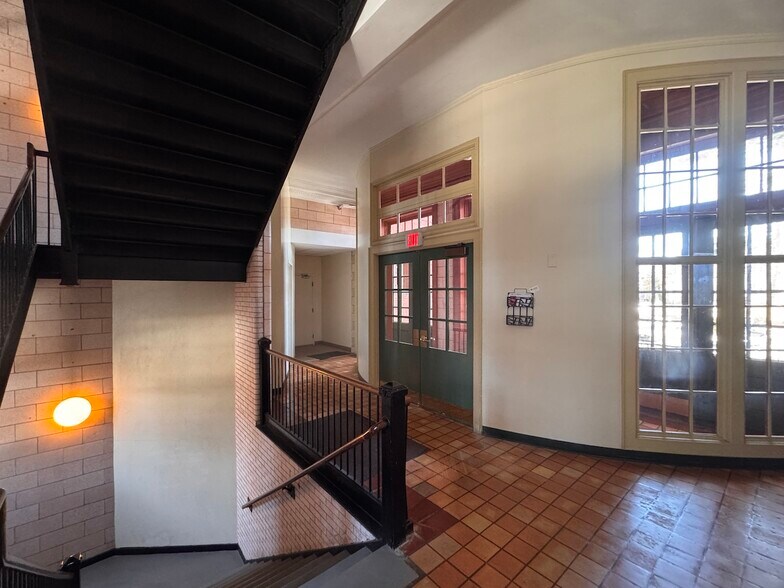 Building Photo - 48 Forest St