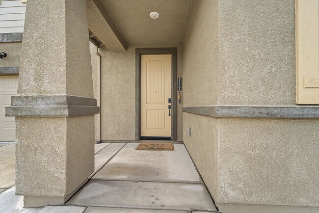 Building Photo - Big 3 bedroom 3 bath in Plumas Lake