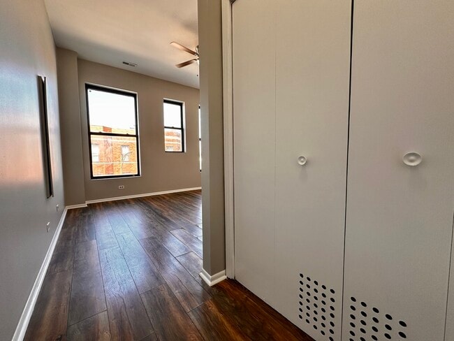 Building Photo - 556 W 37th St