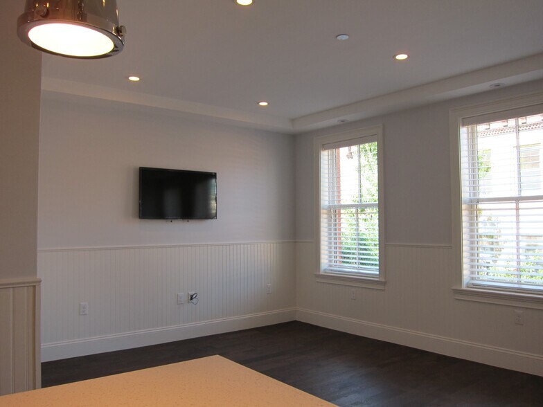 Building Photo - 18 Grove St