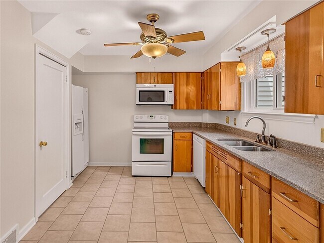 Building Photo - 82 Clovercrest Dr