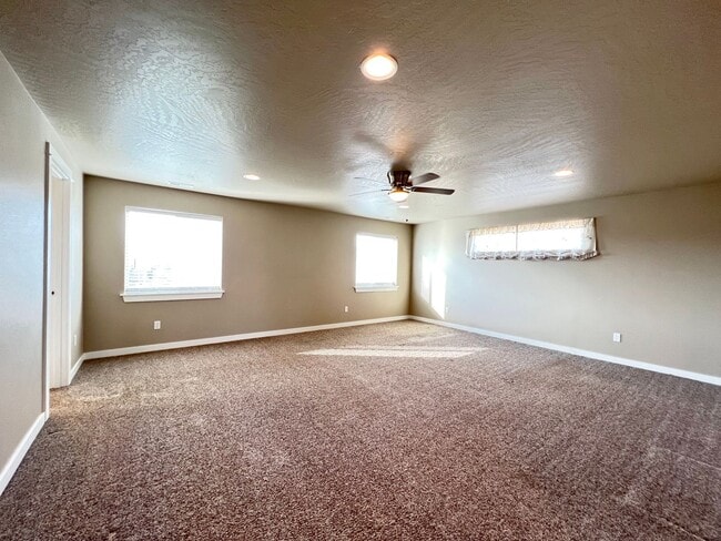 Building Photo - West Richland Home On 0.32 Acres