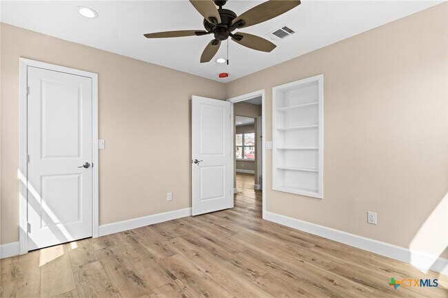 Building Photo - 209 W Victory Ave