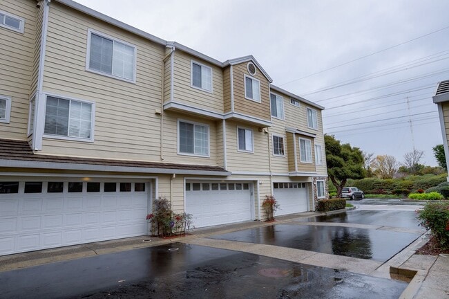 Building Photo - 3 Bed / 2.5 Bath townhome at the Cove in Redwood Shores with garage parking and EV charger. YouTu...