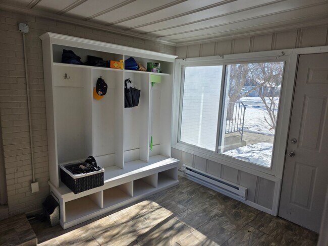 Building Photo - Updated 3-Bedroom Single- Family Home in Fox Point