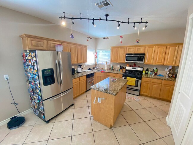 Building Photo - East El Paso Refrig A/C 4bed across from Park!