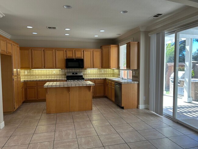 Building Photo - Central Temecula Home