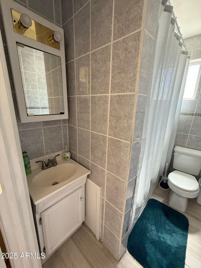 Building Photo - 851 E 9th St