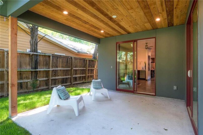 Building Photo - Luxurious 4-bedroom Townhome