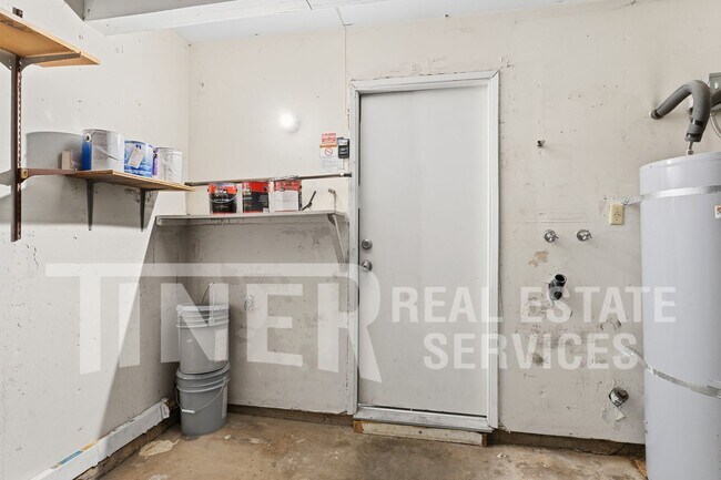 Building Photo - 10237 Country Way