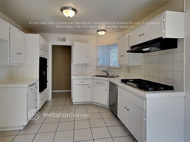 Building Photo - 10480 Hole Ave