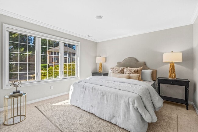 Building Photo - Luxury 4 bed 4 bath home in Lakemont, Bellevue