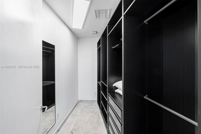 Building Photo - 18555 Collins Ave