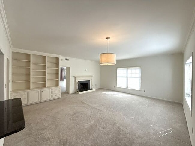 Building Photo - King John Condos