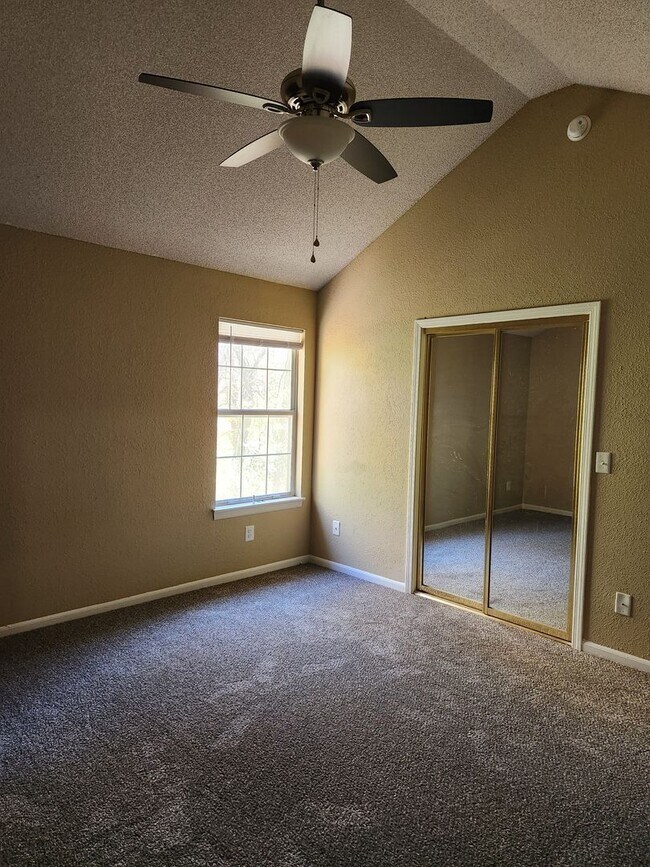 Building Photo - Nice 2 bedroom 2 1/2 bath Town house