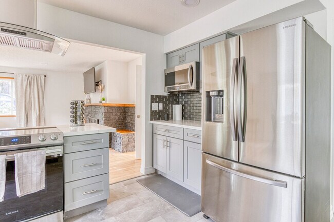 Building Photo - 3201 SW Sherwood Pl