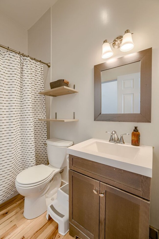 Building Photo - Charming 2 Bedroom Just Minutes from the Old Market!!