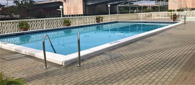 Building Photo - 1825 S Ocean Dr