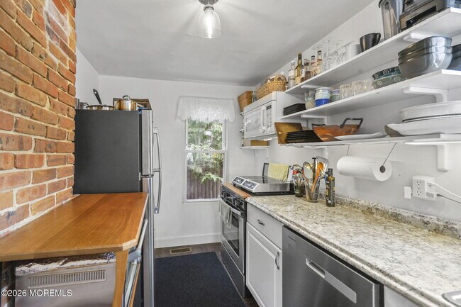 Building Photo - 610 1st Ave