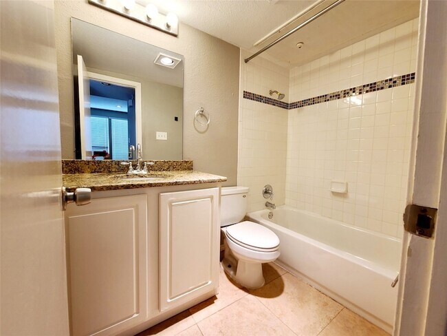 Building Photo - 2002 N Fitzhugh Ave