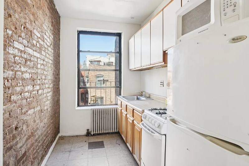 Building Photo - 323A E 89th St