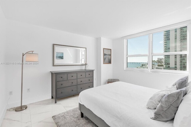 Building Photo - 1155 Brickell Bay Dr