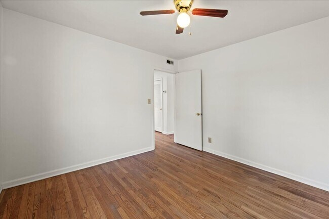Building Photo - 306-306 E 19th St