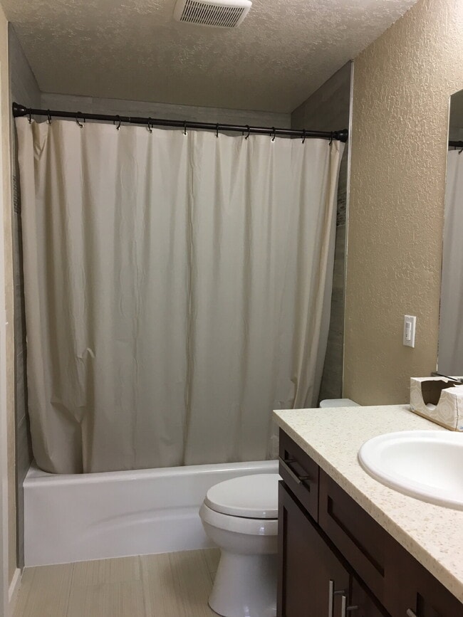 Building Photo - Charming 2-Bed, 2-Bath Condo in Des Moines, Walking Distance to the Marina!!!