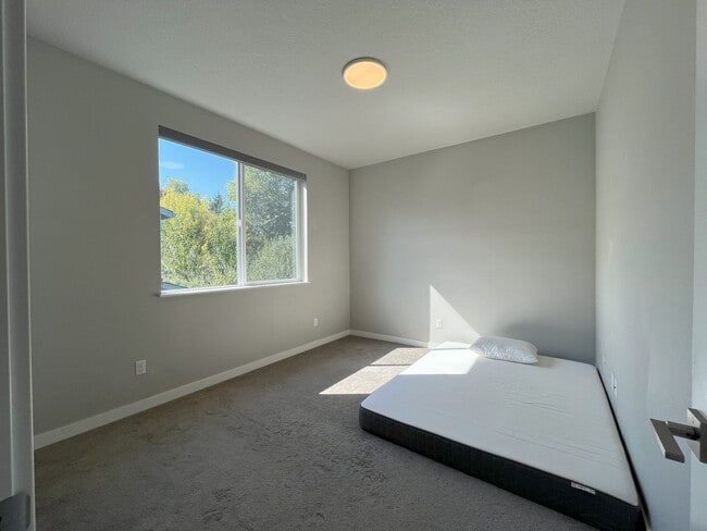 Building Photo - Three-Level Modern Living with Open Floor ...