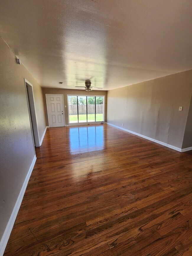 Building Photo - 3 bed 2 bath home with 1 car garage