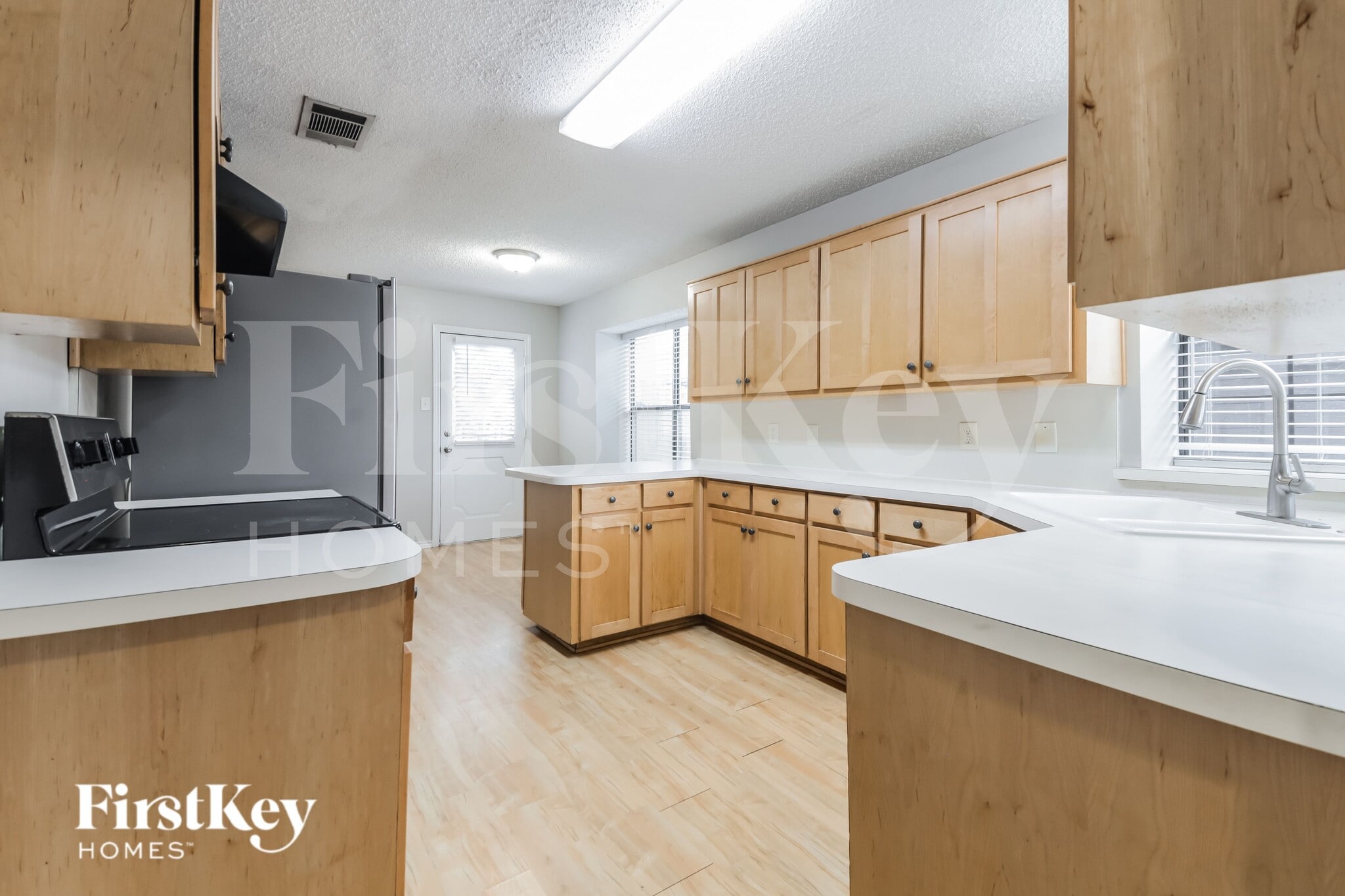 Building Photo - 2026 Greenview Dr