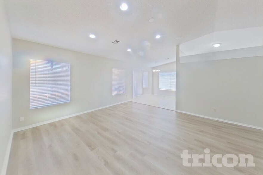 Building Photo - 601 E Palomino Dr