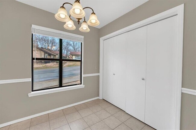 Building Photo - 5 Yates Ln
