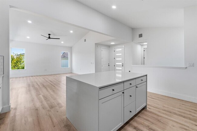 Building Photo - 5010 Baker St