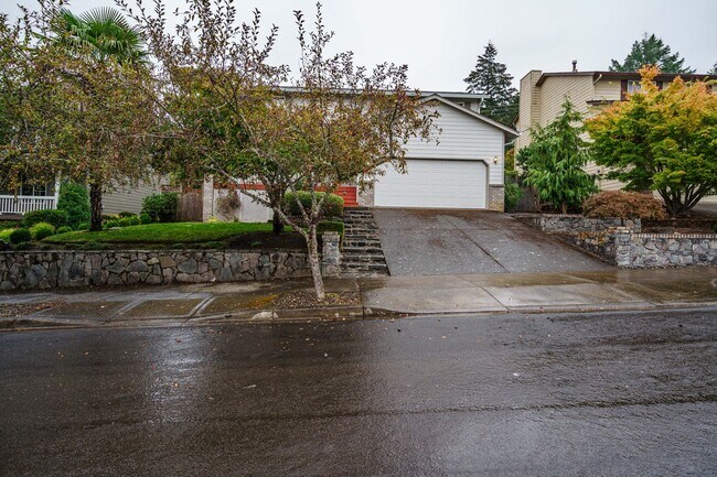 Building Photo - 4 Bedroom 2.5 Bath with Fenced Backyard in Camas School District