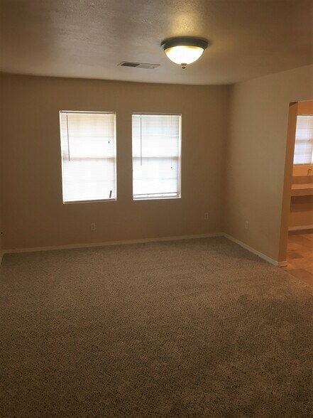 Bonus room that can be use as a secondary family room or master bedroom - 1510 NE 43rd St