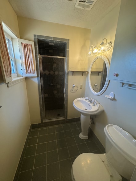 Building Photo - 2026 Harned Dr