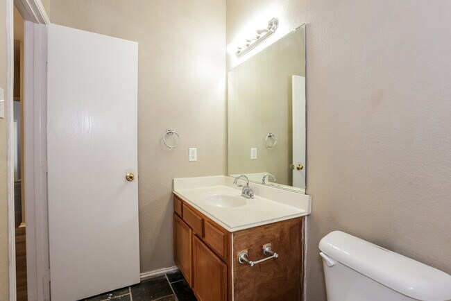 Building Photo - 2804 Hilcroft Ave