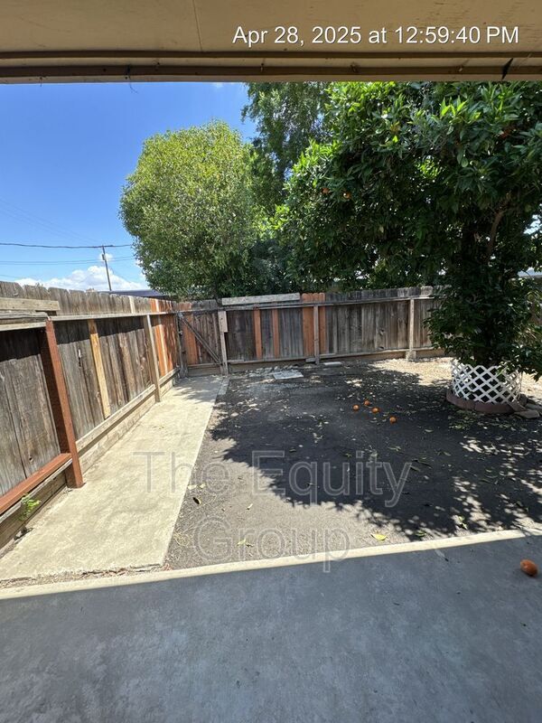 Building Photo - 1140 W Tulare Ave
