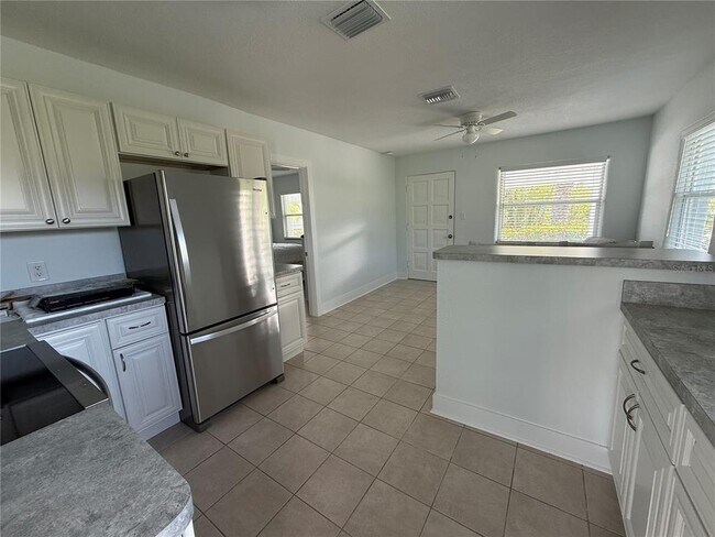 Building Photo - 14402 N Bayshore Dr