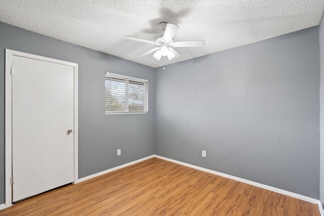 Building Photo - Perfectly Located Townhome in South Austin