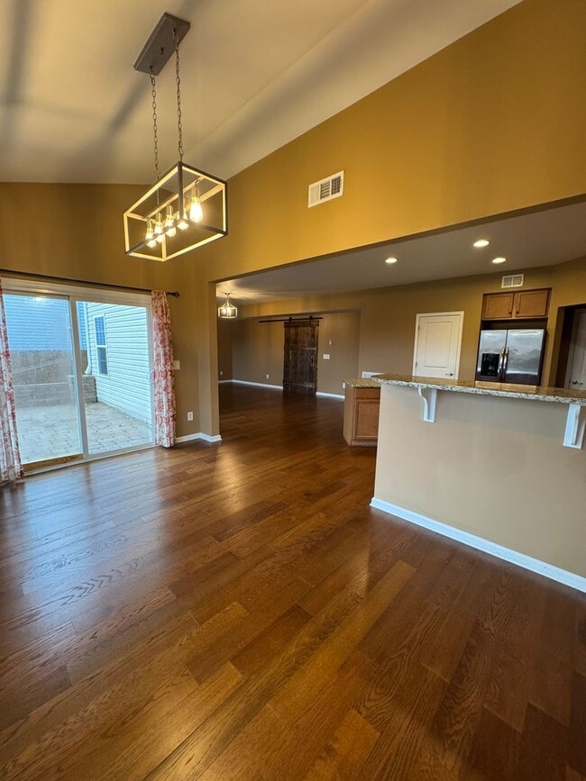 Building Photo - 4 bedroom 2.5 bathroom in Bellevue's Avondale Park neighborhood.  All bedrooms upstairs, open con...
