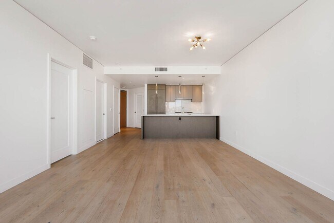Building Photo - Luxury Living at Spire